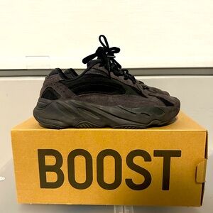 authentic yeezy 700 vanta men’s size 5.5